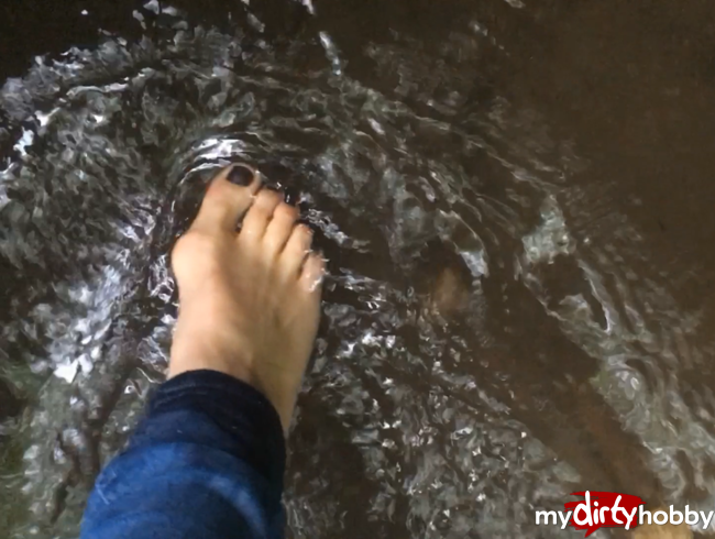 Mein erstes Fußvideo - nur Füße auf der Wiese und im Wasser ->> keine Brüste, keine Vaigina !!!