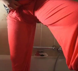Ich pisse mich geil ein in pinke Hose