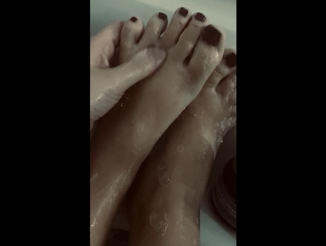 Sexy Füße in der Badewanne eingeseift