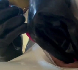 Weißes Latex und Gummistiefel machen mich richtig geil