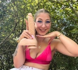 “Allein in der Natur – wie tief kann ich den Riesendildo nehmen?”