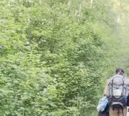 Nackt am See: Nackt wandere ich zum See und genieße das kühle Wasser