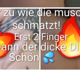 Erst mach ich es mir mit den fingern und Tropfe schon und dann kommt mein geiler Blacki dildo!!!