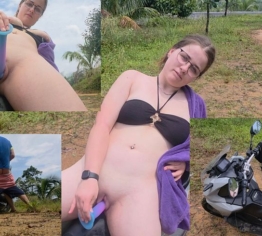 Auf dem Roller mit dem Dildo und anschließend Doggy vom Kameramann gefickt worden